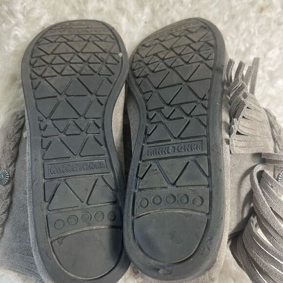 Minnetonka Hi Top Back Zip Boot Grey Suede with fringe accent SZ7 - Picture 10 of 10